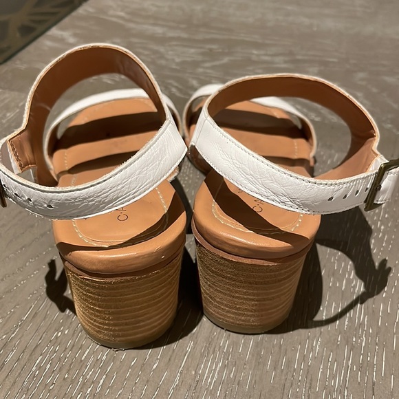 Caslon Summer Essential White Block Heeled Sandal - Picture 3 of 4